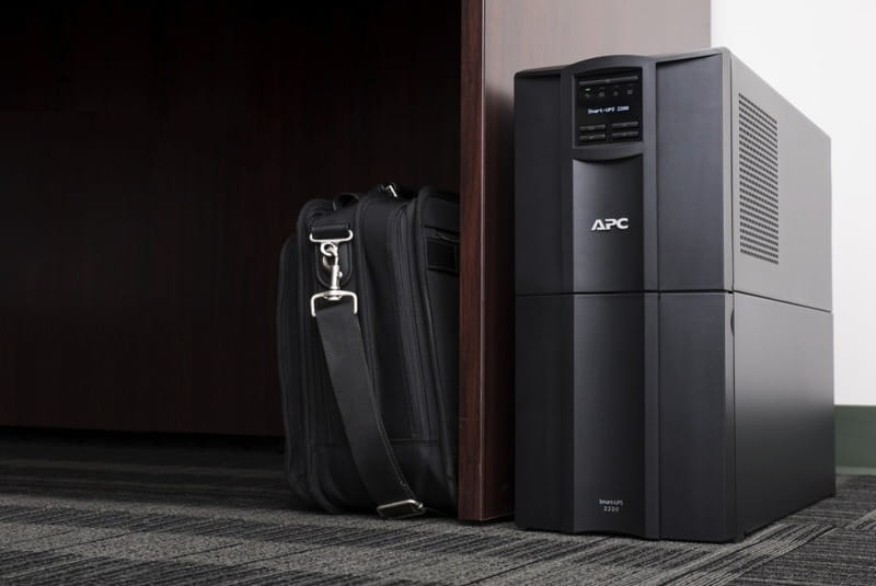 Джерело безперебійного живлення APC APC Smart-UPS 2200VA/1980W, LCD, USB, SmartConnect (SMT2200IC)