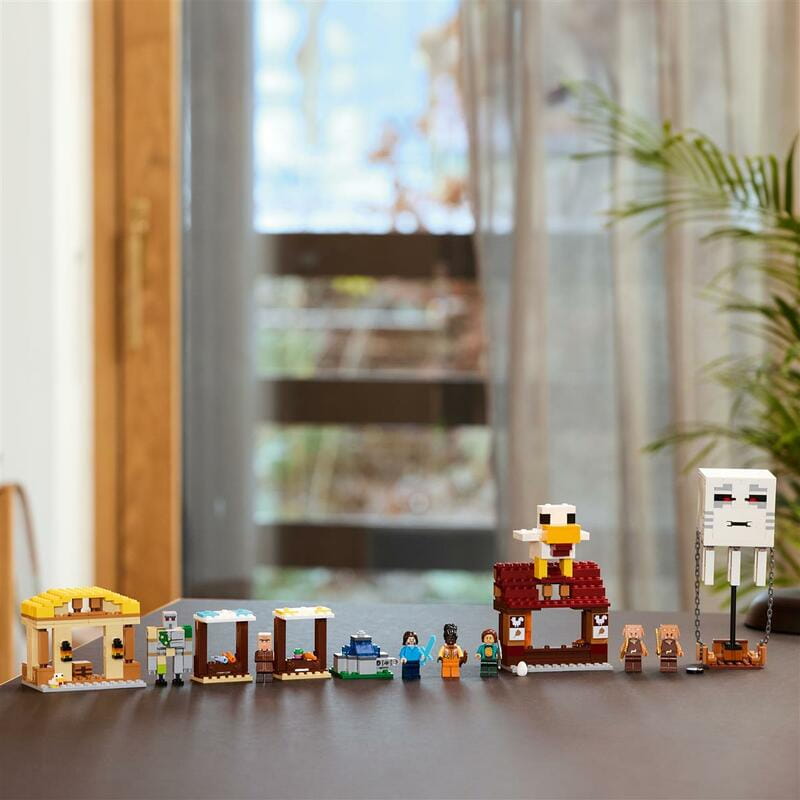 Конструктор LEGO Minecraft Нападение на деревню с воздушным шаром Гаст (21273)