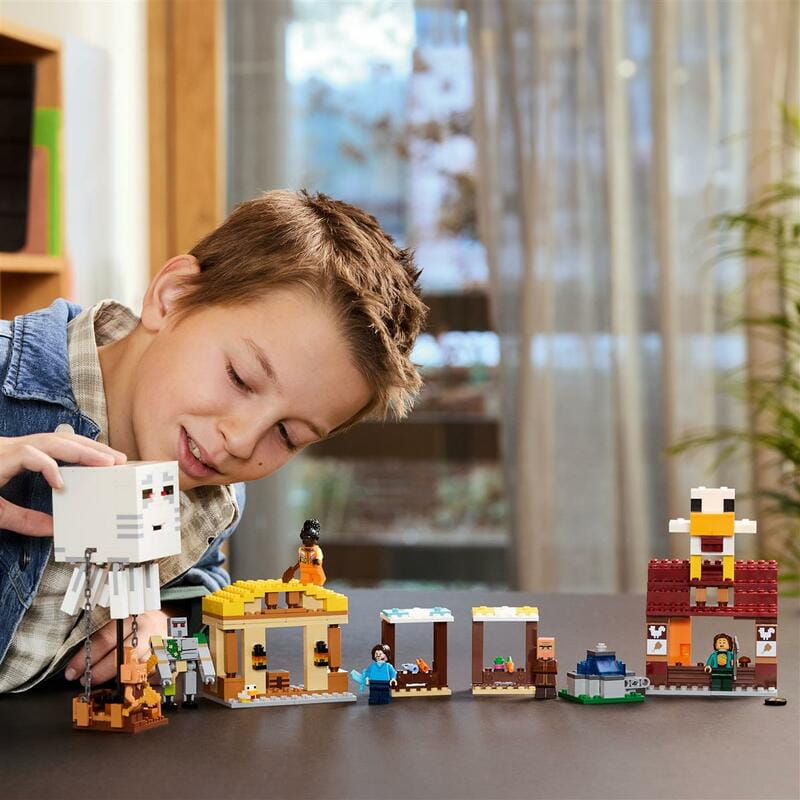 Конструктор LEGO Minecraft Нападение на деревню с воздушным шаром Гаст (21273)
