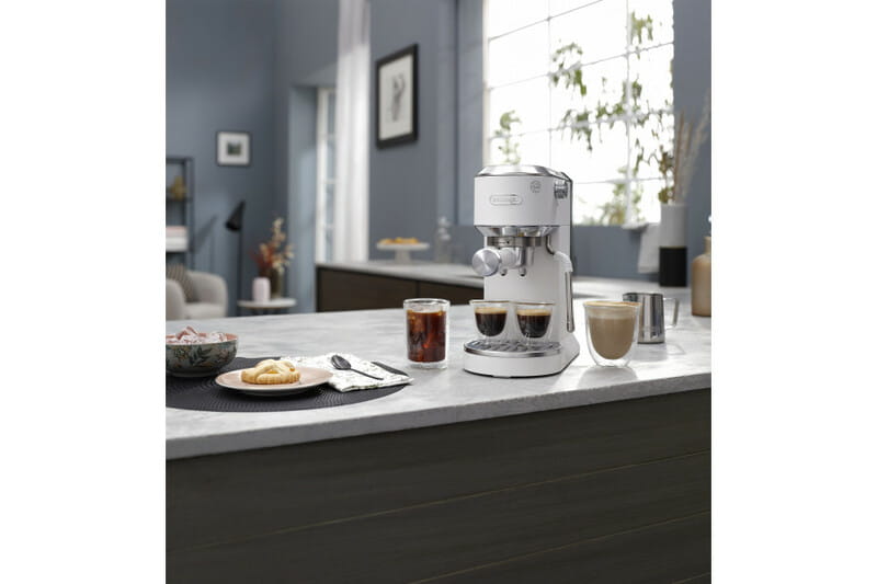 Кофеварка рожковая Delonghi EC 890.WI