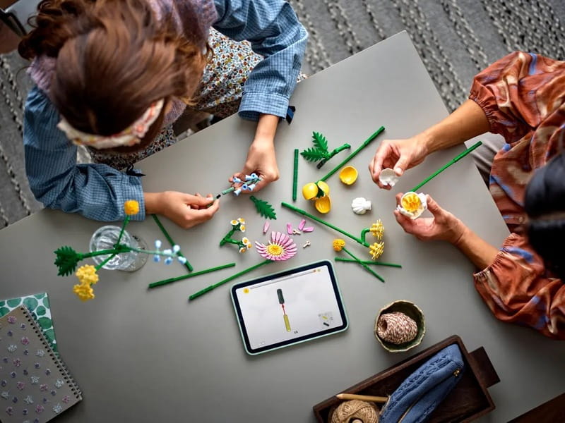 Конструктор LEGO Botanicals Миниатюрный солнечный букет (10347)