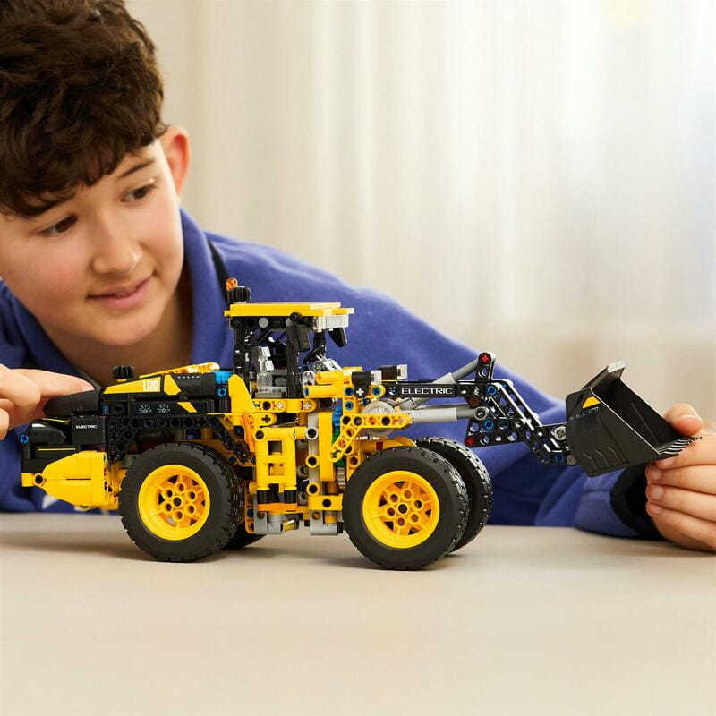 Конструктор LEGO Technic Погрузчик колесный Volvo L120 Electric (42209)
