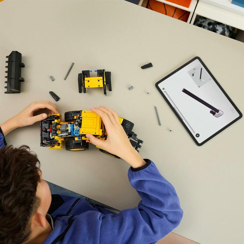 Конструктор LEGO Technic Погрузчик колесный Volvo L120 Electric (42209)