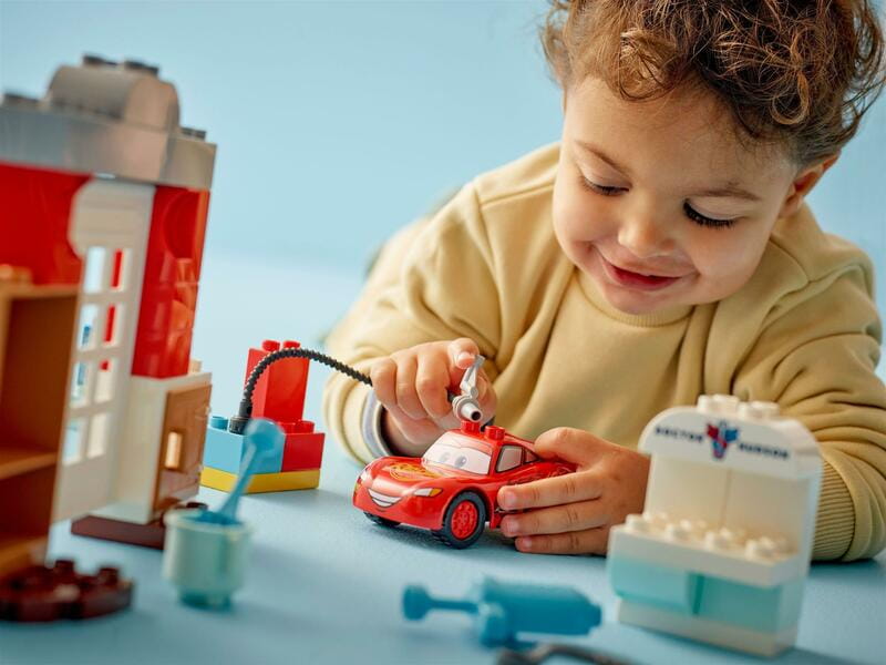 Конструктор LEGO Duplo Disney Визит МакКуина в гараж Дока (10456)