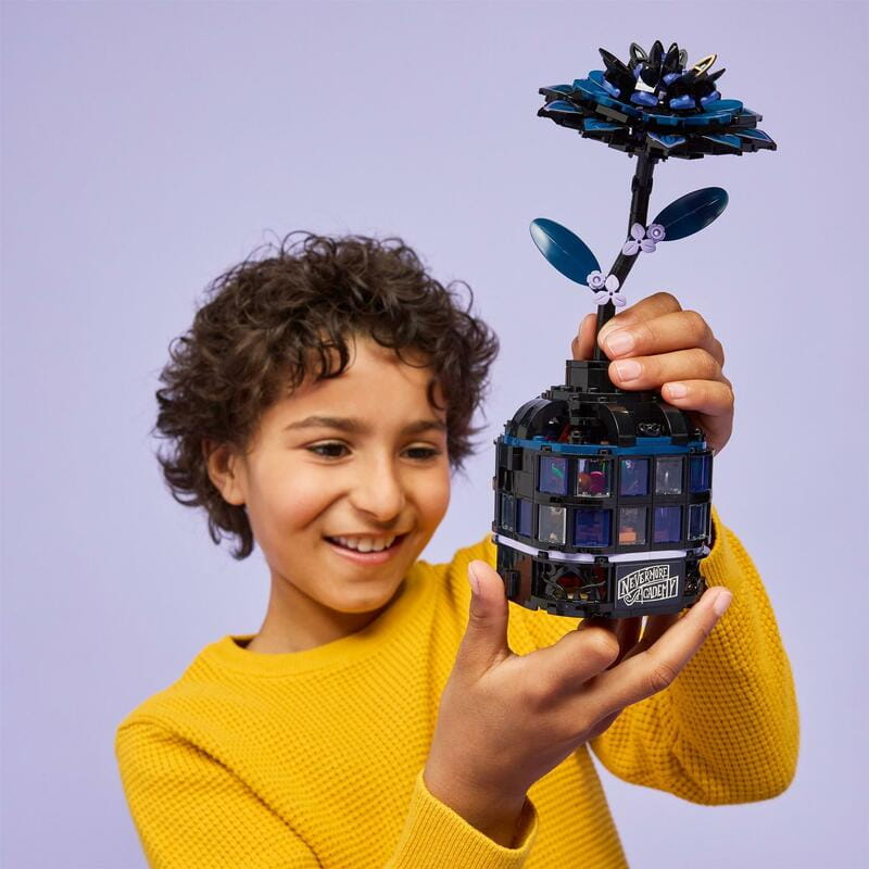 Конструктор LEGO Wednesday Цветок чорной георгины (76784)