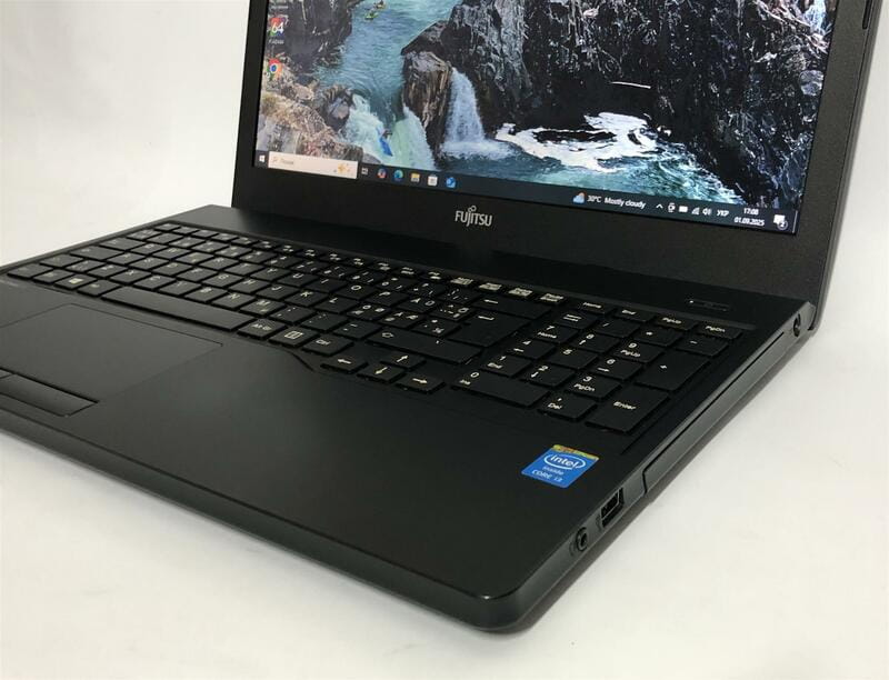 Ноутбук Fujitsu Lifebook A555 / 15.6" (1366х768) / i3-5005U / 8GB / 128GB SSD / Win10Pro - Б/в