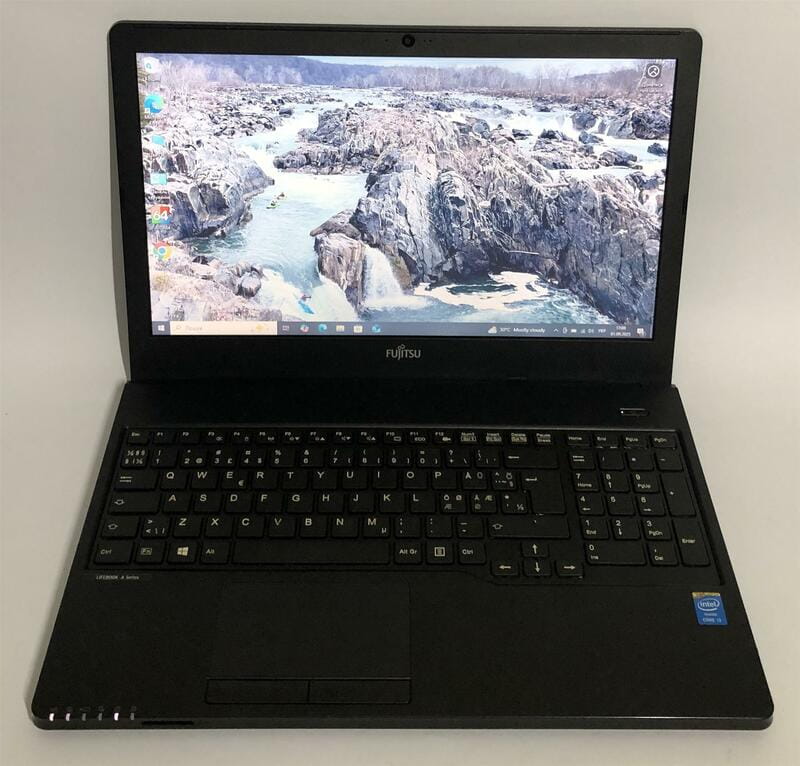 Ноутбук Fujitsu Lifebook A555 / 15.6" (1366х768) / i3-5005U / 8GB / 128GB SSD / Win10Pro - Б/в