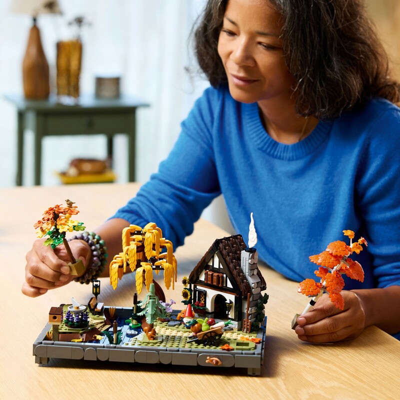Конструктор LEGO Icons Осенний коттеджный сад (11372)
