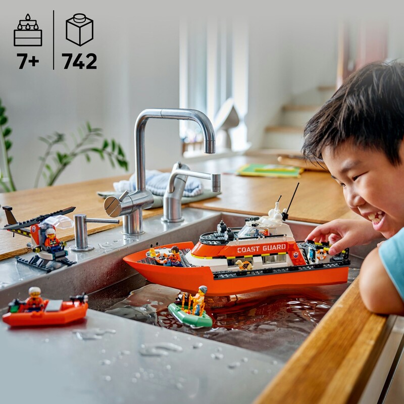 Конструктор LEGO City Спасательный катер и вертолет береговой охраны (60504)