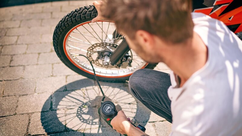 Автомобільний компресор Bosch UniversalPump 18В (0.603.947.100) без АКБ та ЗП