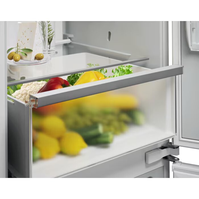Вбудований холодильник Electrolux LNA7CE18S