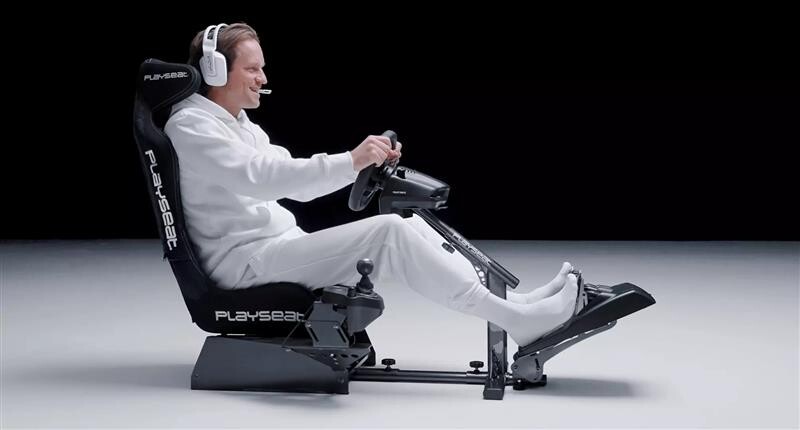 Кресло-кокпит с креплением для руля и педалей Playseat Evolution PRO ActiFit (REP.00262)